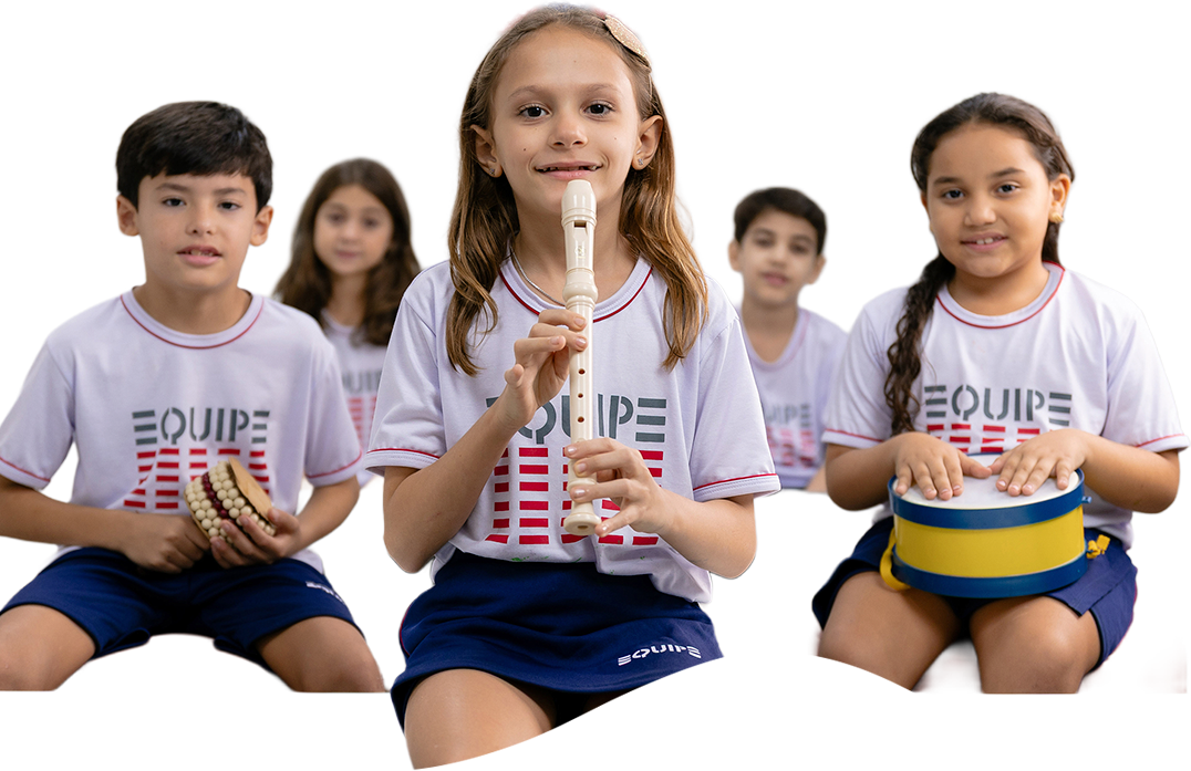 Alunos do Colégio Equipe participando de atividade musical
